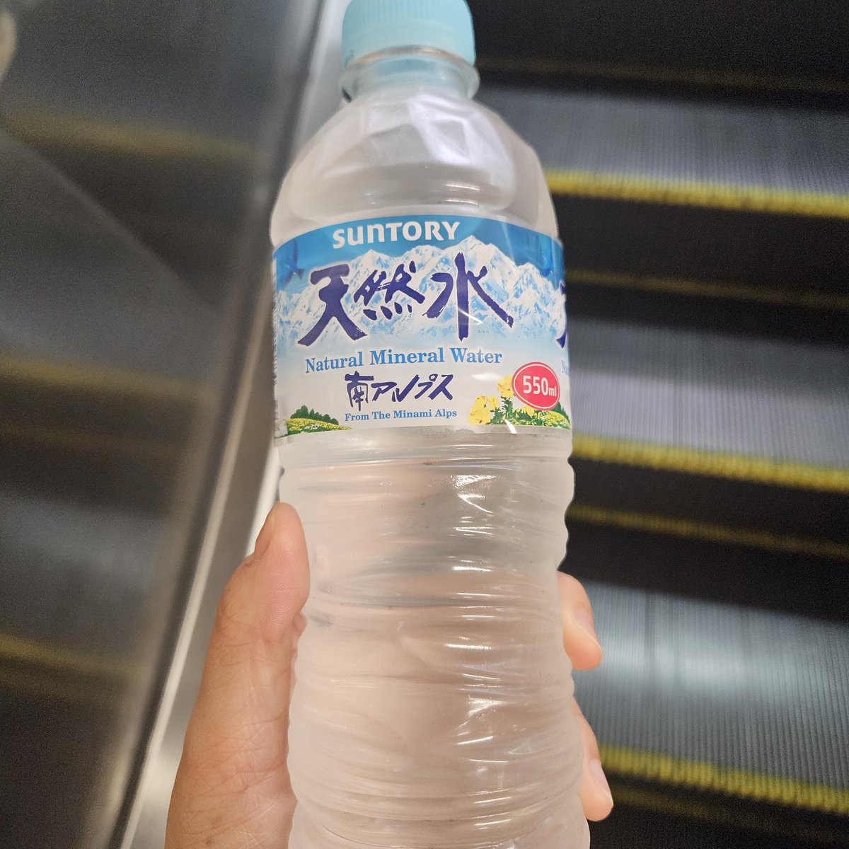 yrk_mma's tweet photo. お水買お〜と思ってコンビニ行ったんだけどやっぱり #サントリー さんを選んでしまいます😌 https://t.co/2vtiIJLQLu
