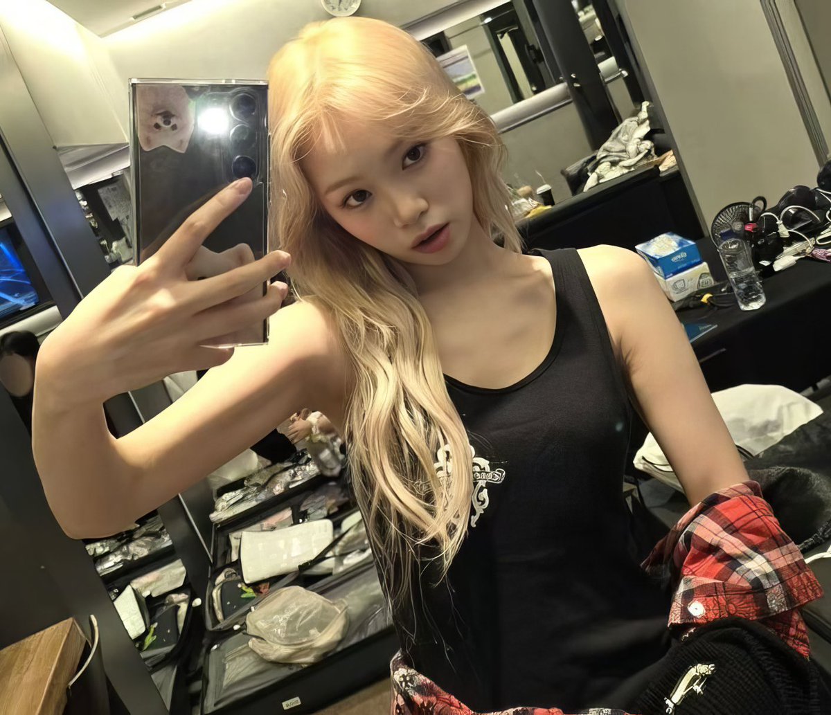 수상할 정도로 금발만 모으는 여자