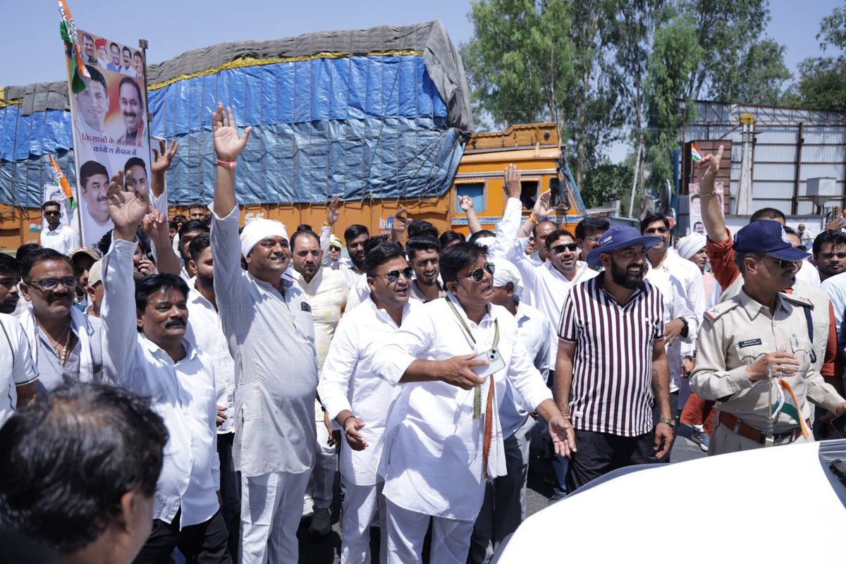 UmangSinghar's tweet photo. आज मध्यप्रदेश में किसानों की मांगों को लेकर इंदौर जिले के आगरा–मुंबई एक्सप्रेसवे स्थित ग्राम पिग्डम्बर में आयोजित चक्का जाम आंदोलन में किसान भाइयों के साथ शामिल होकर किसानों की आवाज़ बुलंद की, इस दौरान पूर्व मंत्री एवं विधायक सचिन यादव जी भी उपस्थित रहे।

किसानों की आवाज़ को दबाया नहीं जा सकता, कांग्रेस उनके हक और सम्मान की लड़ाई सड़क से सदन तक लड़ती रहेगी।

📍ग्राम पिग्डम्बर

@INCIndia @INCMP 
@SYadavMLA

#KisanChakkaJaam
#US11714