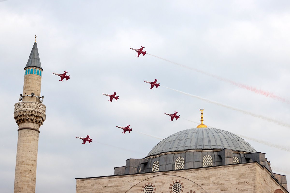 🇹🇷✈️Türk Yıldızları, Teşrif-i Mevlana etkinlikleri kapsamında Konya'da gösteri uçuşu gerçekleştirdi.

tr.trthaber.com/1/fe9d47d0