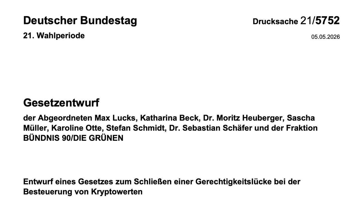 Smart_Money's tweet photo. 🇩🇪 BITCOIN GESETZ: WAS BEDEUTET DAS JETZT FÜR DEINEN BITCOIN-BESTAND? 

Nach dem ersten Schreck kommt die nüchterne Frage. Wird das wirklich Gesetz, ab wann, und welche Coins sind überhaupt betroffen? Hier die wichtigsten Antworten, einsortiert nach dem was tatsächlich entschieden ist und was noch in der Schwebe hängt.

WANN TRITT DAS GESETZ IN KRAFT?

Der Grünen-Entwurf liegt seit Dienstag im Bundestag. Das ist die erste Hürde, der Anfang eines langen Wegs. Bevor daraus geltendes Recht wird, müssen Erste Lesung, Finanzausschuss, Zweite und Dritte Lesung im Bundestag, danach der Bundesrat. Bei Steuergesetzen mit Auswirkung auf die Länderhaushalte ist der Bundesrat zustimmungspflichtig. Realistisch sind wir damit frühestens Ende 2026, wahrscheinlicher Anfang 2027.

WIRD DER GRÜNEN-ENTWURF DURCHKOMMEN?

Höchstwahrscheinlich nicht. Die Grünen sind in dieser Legislaturperiode Opposition. Die Regierungskoalition aus CDU/CSU und SPD hat eine eigene Mehrheit. FDP-Abgeordneter Frank Schäffler hat öffentlich erklärt, dass eine Mehrheit für diesen Entwurf in dieser Form schwer vorstellbar sei. Aber genau hier ist der Haken. Klingbeil arbeitet selbst an einer Variante, und der Grünen-Entwurf erhöht den Druck auf die SPD, beim eigenen Plan nicht zu zaghaft zu sein.

WAS PLANT KLINGBEIL KONKRET?

Der Finanzminister hat seine Eckwerte für den Bundeshaushalt 2027 bereits angekündigt. Konkrete Details kommen Anfang Juli im Rahmen der Etatreife. Dann entscheidet das Kabinett, danach geht der Entwurf in Bundestag und Bundesrat. Klingbeils Variante sieht bisher die Kapitalertragsteuer von 26,375 Prozent vor, also analog zu Aktien. Das ist deutlich milder als der Grünen-Vorschlag mit bis zu 45 Prozent persönlichem Einkommensteuersatz auf $BTC und Co.

ABER MEINE ALTEN COINS SIND DOCH SICHER, ODER?

Beim Grünen-Entwurf ja. Stichtag ist der 31. Dezember 2025. Alle Coins, die du davor gekauft hast, bleiben unter der alten Regel mit der einjährigen Haltefrist. Bei Klingbeils Variante hat sich bisher niemand öffentlich festgelegt. Die Frage des Bestandsschutzes ist offen. Erst wenn im Juli die Details kommen, weißt du sicher, ob deine Bestände vor 2026 verschont bleiben oder ob der Stichtag verschoben wird.

SIND ETHEREUM, SOLANA UND ALLE ANDEREN AUCH BETROFFEN?

Ja. Der Grünen-Entwurf spricht von "Kryptowerten" als Sammelbegriff. Das umfasst #Bitcoin, Ethereum, Solana, alle Altcoins, NFTs und vermutlich auch Staking-Erträge. Die genaue Abgrenzung zu Staking, Lending und DeFi-Erträgen wird im Gesetzgebungsverfahren noch geschärft. Wer aktiv stakt, sollte besonders genau hinschauen.

WAS KANN ICH JETZT TUN?

Drei Hebel. Erstens, wer Coins vor dem 1. Januar 2026 gekauft hat, behält möglichen Bestandsschutz, vorausgesetzt der bleibt im finalen Gesetz erhalten. Zweitens, wer kurz davor steht zu verkaufen, kann darüber nachdenken das noch vor Inkrafttreten zu tun, solange die alte Haltefrist noch gilt. Drittens das, was niemand gerne hört. Wer langfristig in Deutschland bleibt, wird mit höheren Krypto-Steuern leben müssen. Der politische Wind weht klar in eine Richtung.

ZWISCHENSTAND

Der Grünen-Entwurf wird in dieser Form vermutlich nicht kommen. Klingbeils mildere Variante mit hoher Wahrscheinlichkeit schon. Der Stichtag, der Bestandsschutz und die Frage Staking entscheiden sich in den nächsten zwei Monaten. Wer das im Auge behält, kann handeln, bevor die Tür zugeht.