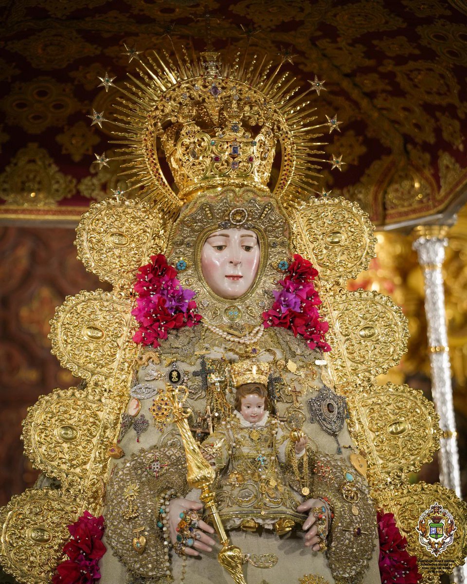 Así amanece hoy nuestra Madre y Patrona de Almonte.

La Santísima Virgen del Rocío ha sido entronizada en su nuevo paso, exornada con flores de buganvillas, realizadas por Mamé de la Vega, y vistiendo el terno completo de los Montpensier.