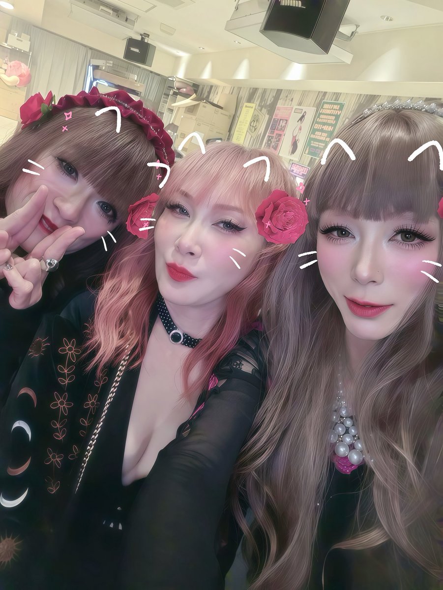 1ezHXxaRDVlbdyF's tweet photo. 毎年5月に🇨🇦カナダから来てくれるベーシストユリちゃん✨来年も一緒に演奏できますように🙏(念の為ユリちゃんは、正真正銘女性です)😅
#ゴールデンウィーク
#女装・男の娘
#MADPARTY
#ステージV
#ヴィジュアル系
#ハードロック
#ヘヴィメタル https://t.co/AJqQlKG47X