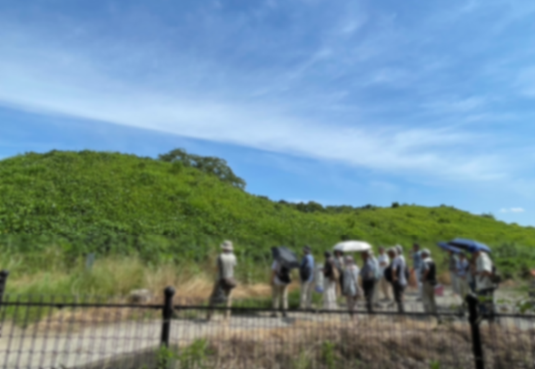 sakitama_museum's tweet photo. 【古墳群ガイドツアーを実施します】 
６月６日(土)に、古墳群ガイドツアーを実施いたします。
今回は、南側の古墳を中心に解説します。
５月８日（金）より事前受付を開始（15組、先着順）。
ご応募お待ちしております。
なお、荒天の場合は、中止となります。 ＃埼玉古墳群
https://t.co/0d6GUj1hPp https://t.co/8k2EPjsLfa