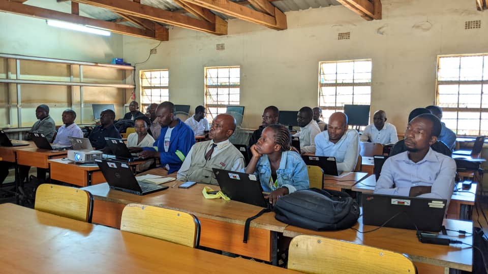 TechK252452's tweet photo. Bridging the digital gap in Malawi! 🇲🇼💻On May 6, Tech Bridges to Malawi held an IT CPD at Chimbowe CDSS for 8 partnered schools in the Eastern Cluster.Teachers shared how they use Pezani &amp; Xulendo offline tools on our donated PCs to transform learning. #Dowhardy #unconnected https://t.co/yBhIzRDdYI