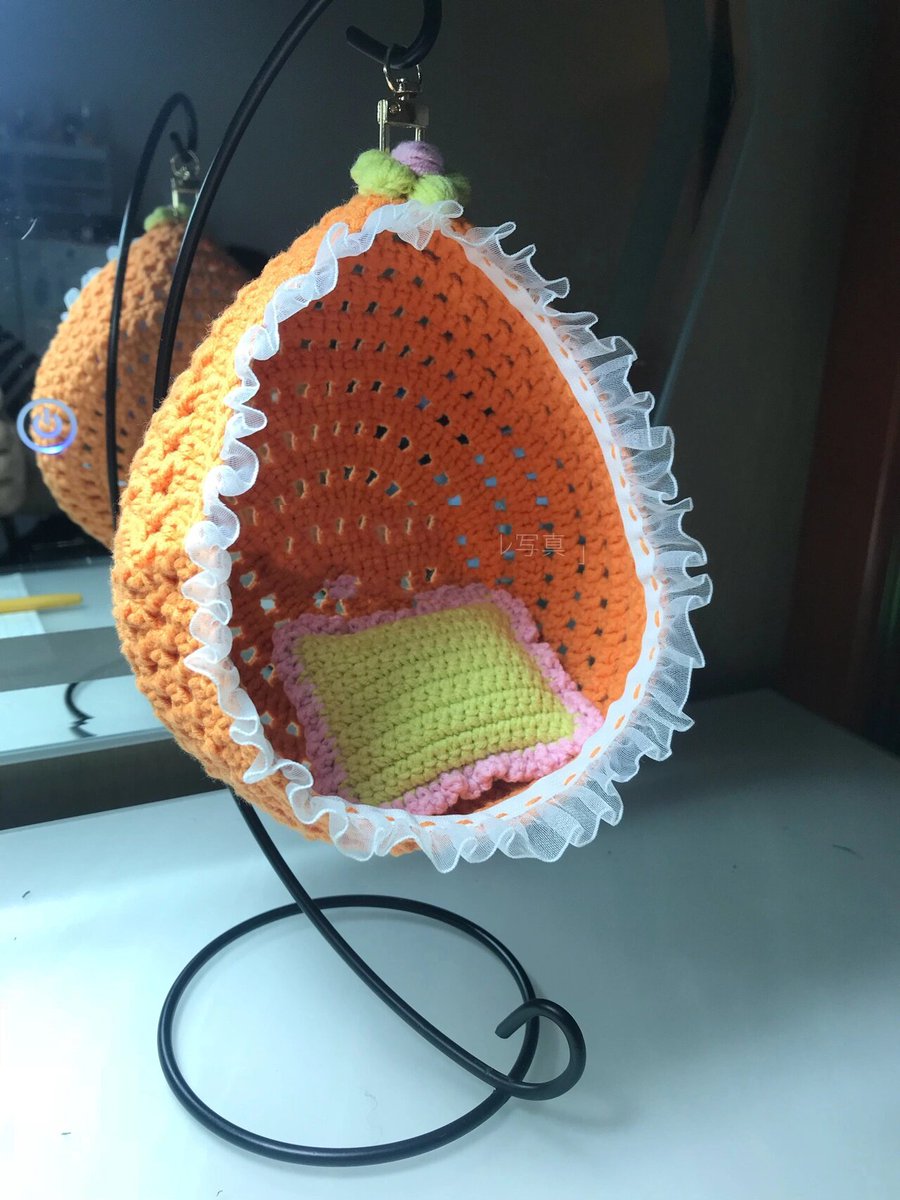 BroizatBenoit's tweet photo. Handmade charm alert! Just finished this macramé plant hanger—natural cotton, boho vibes, and so satisfying to craft. Perfect for sprucing up your windowsill!  #HandmadeWithLove #MacraméMagic https://t.co/wHDFKjV82e