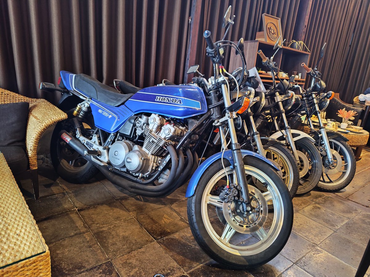 plpt4598's tweet photo. ちなみにこの喫茶店はバイクが展示されていてかなり良い https://t.co/qOTh7E9QT6