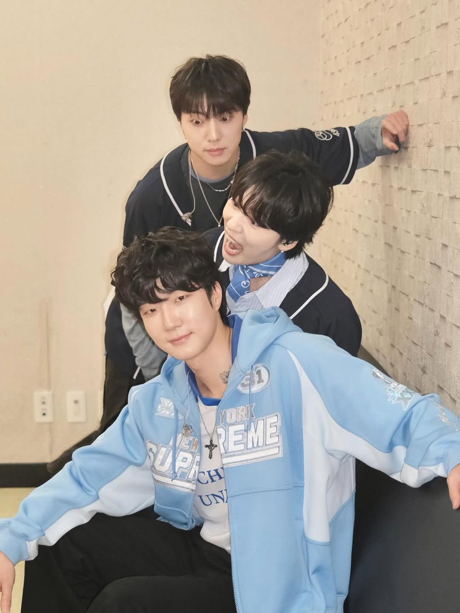 OURHOONY_TH's tweet photo. [IG] w_n_r00 070526 

รูปงานม.อินชอนจากไอจีซึงยูนค่ะ 💙

(1/2)

🔗: https://t.co/E9TDJ9QgzE

#WINNER_UniFest2026
#HOONY #이승훈 #อีซึงฮุน
#WINNER #위너 https://t.co/7vvClsP8U2