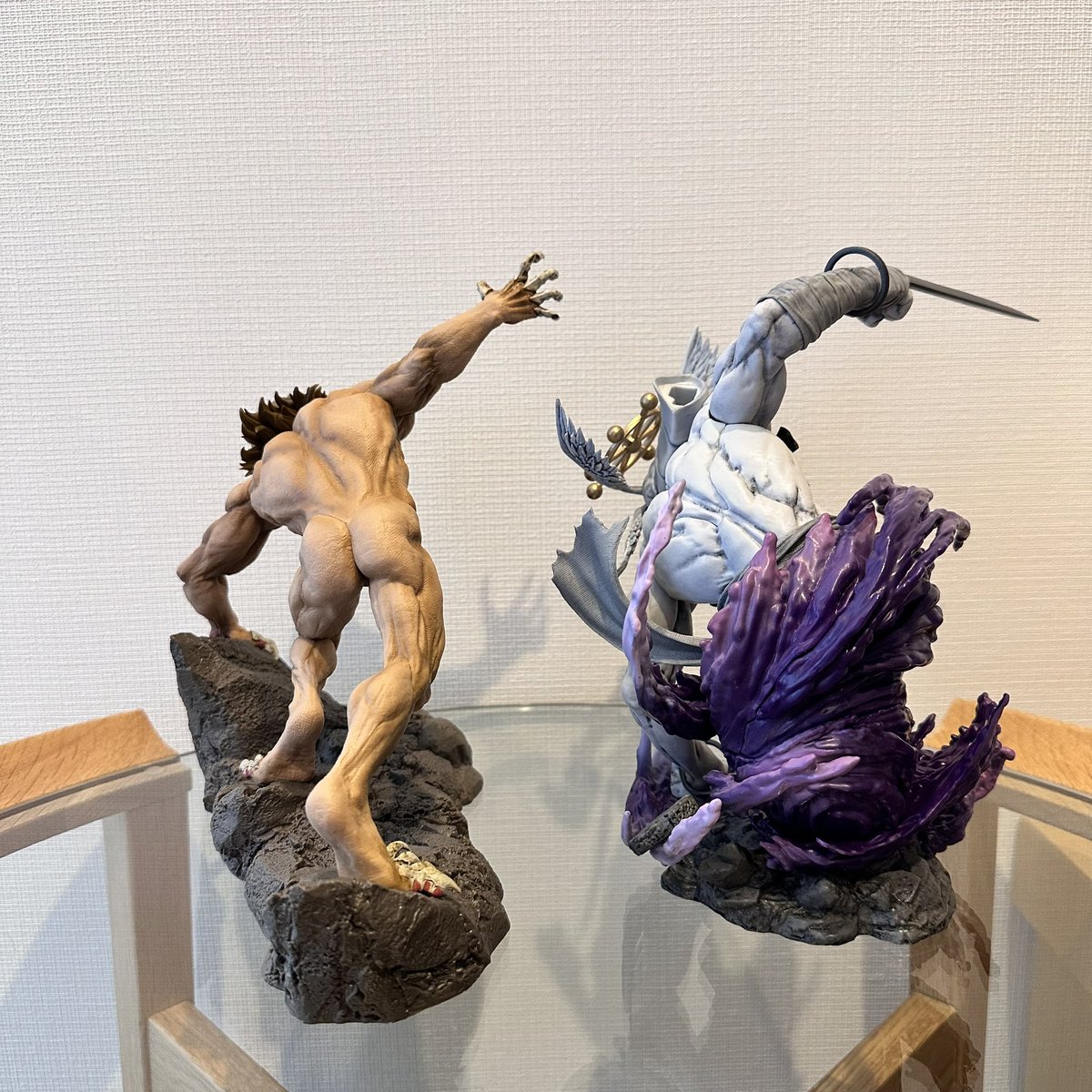 NKarurun's tweet photo. 一番くじの顎の巨人何かに似てるなって思ってたら、摩虎羅だ、、、
サイズ感も構図もそっくりじゃん！！
なんかかっこいいから、こいつらだけ並べて飾ろうかな🥺

 #一番くじ 
 #進撃の巨人 https://t.co/k0uOdIuIbL
