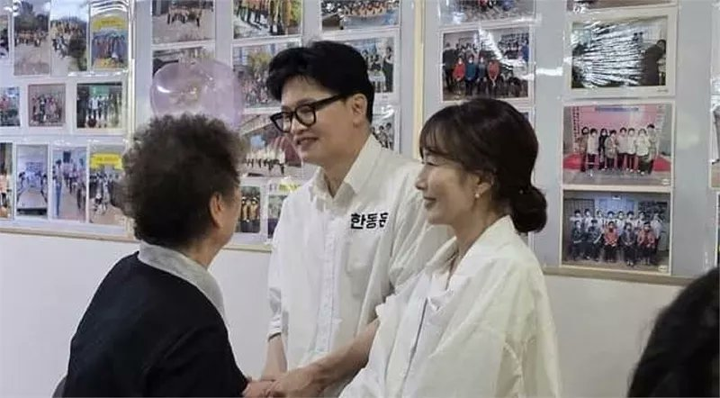 한동훈의 부인 진은정 변호사 출격..
자동차 살때 공채 매입 비용을 줄이기 위해서 위장 전입까지 하시는 꼼꼼하신 분이고, 딸을 유학시키기 위해서 봉사활동을 한달 당겨서 완료 시키는 신공을 가지신 대단한 분이며, 
게다가 국힘 당게에 당시 대통령이었던 부부를 향해 가족이 단체로, 

"지금
