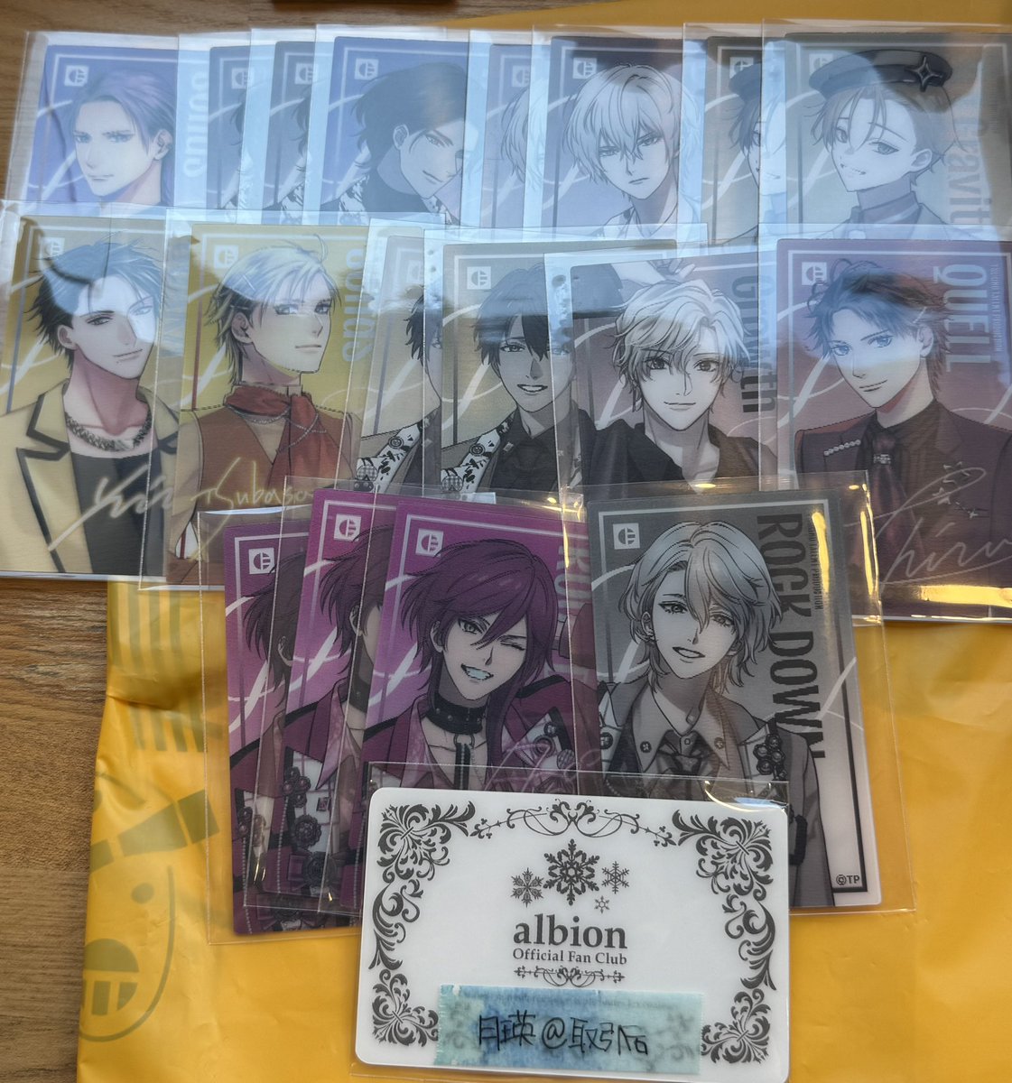 lovemany735's tweet photo. 【交換・譲渡】ツキショ　ビビラン　レンチキュラー　カード

譲）志季、孝明、凰香、駆、宗司、翼、二葉、涼太、壱流、ルカ、翔

求）始>陽、隼>春、海、新、葵、夜、定価+送料

始優先で探してます
本日、池袋手渡し可能
検索からもお気軽にどうぞ！ https://t.co/xJzzVH1XXB