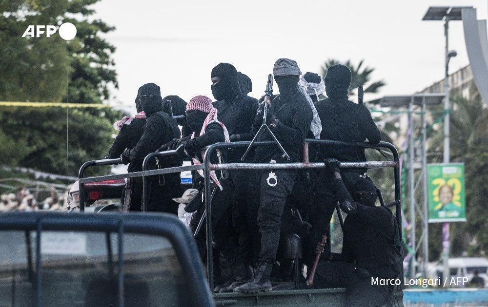 Mazombie walijiamini na walikuwa wanazurura bila woga 
Mnaona silaha zao? Hizi silaha ndo Chande anasema kaingiza mwanaharakati au nwanasiasa? Na polisi walikuwa wanawaona hawawafanyi kitu! Hadi <a href="/AFP/">AFP News Agency</a> waliwafotoa na imeshasambaa dunia nzima! 
Acheni kutuona wajinga ninyi wauaji!