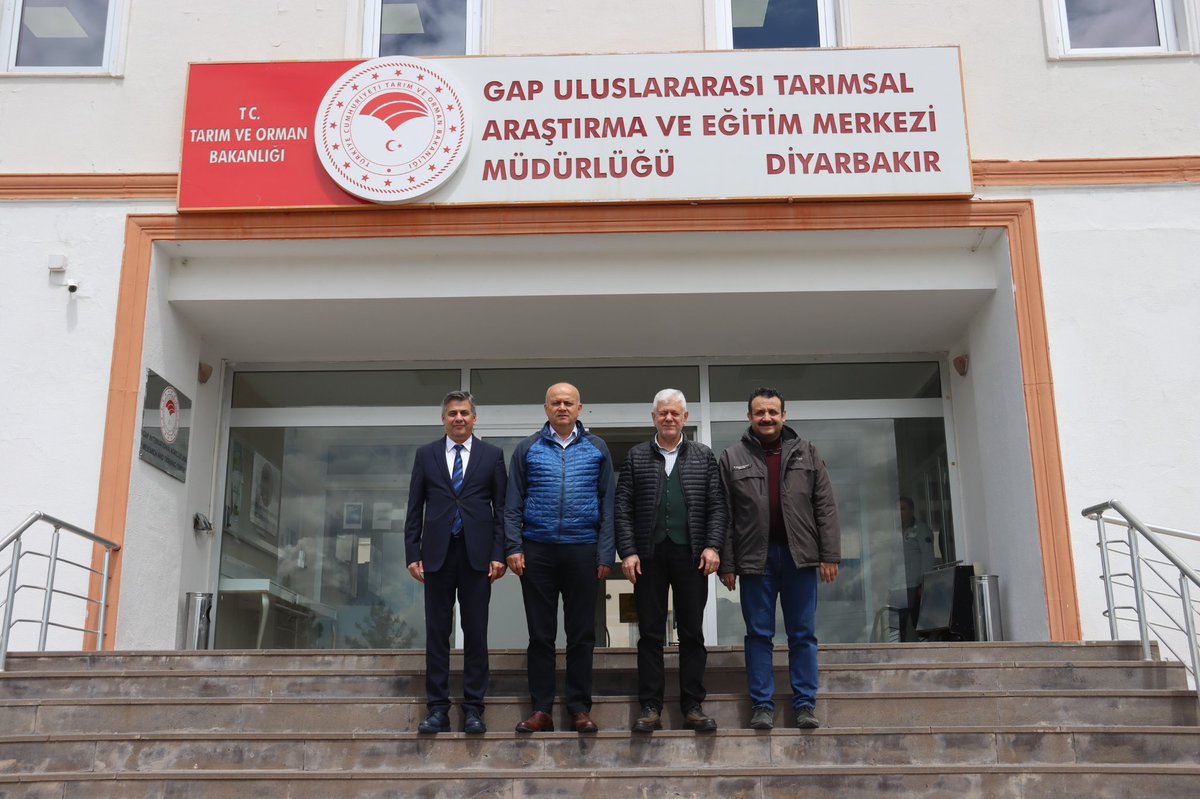 GAPUTAEM's tweet photo. TAGEM Bahçe Bitkileri Araştırmaları Daire Başkanı Doç. Dr. Davut KELEŞ, Tarımsal Ekonomi ve Proje Yonetimi Daire Başkanı Birol KARADOGAN ve Şanlıurfa GAP TAEM Müdürü Dr. İbrahim Halil ÇETİNER Müdürlüğümüzü ziyaret ederek bilgi
alışverişinde bulundular. https://t.co/qS5N2IM4Kx