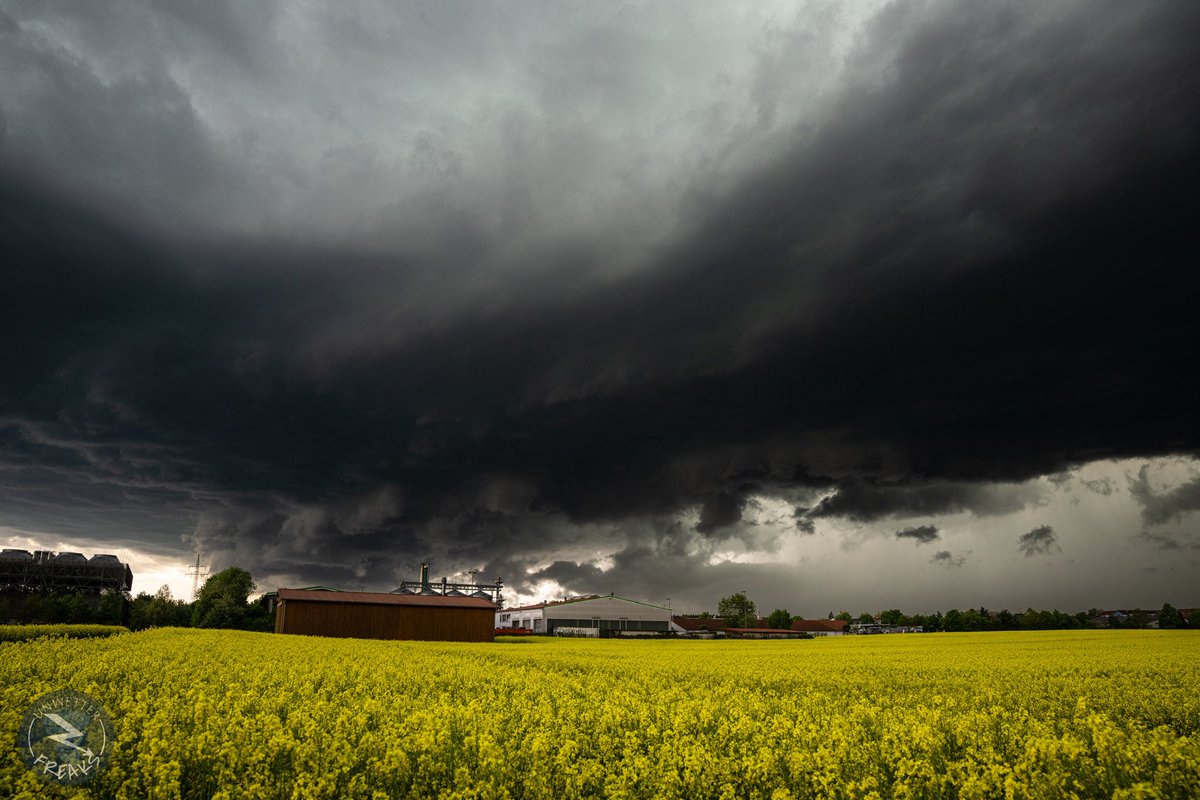 unwetterfreaks's tweet photo. Anbei noch einige Kamera-Aufnahmen der gestrigen Unwetter in Oberbayern. Besonders in Kombination mit dem blühenden Raps entstanden dabei großartige Kontraste! https://t.co/AYEAungcfk