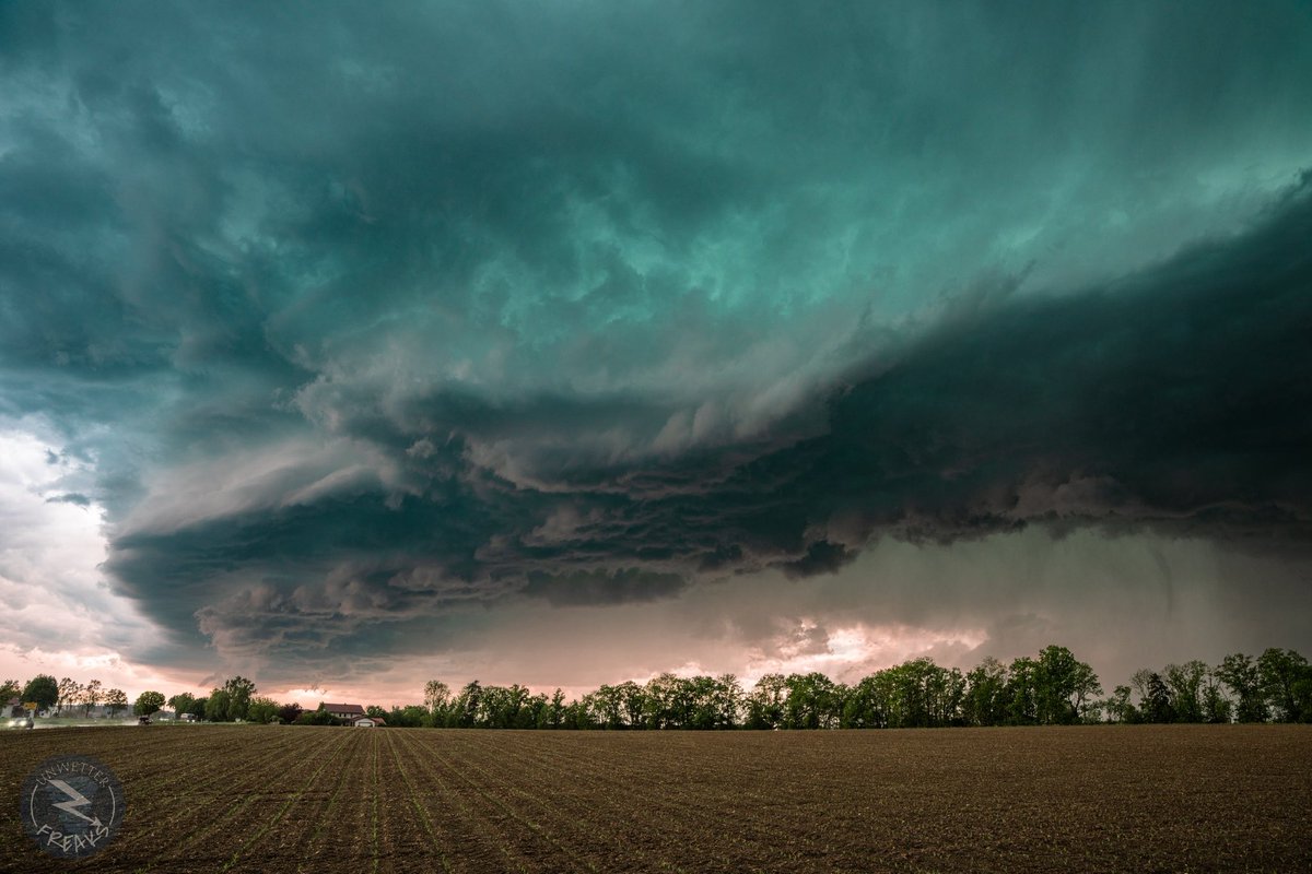 unwetterfreaks's tweet photo. Anbei noch einige Kamera-Aufnahmen der gestrigen Unwetter in Oberbayern. Besonders in Kombination mit dem blühenden Raps entstanden dabei großartige Kontraste! https://t.co/AYEAungcfk