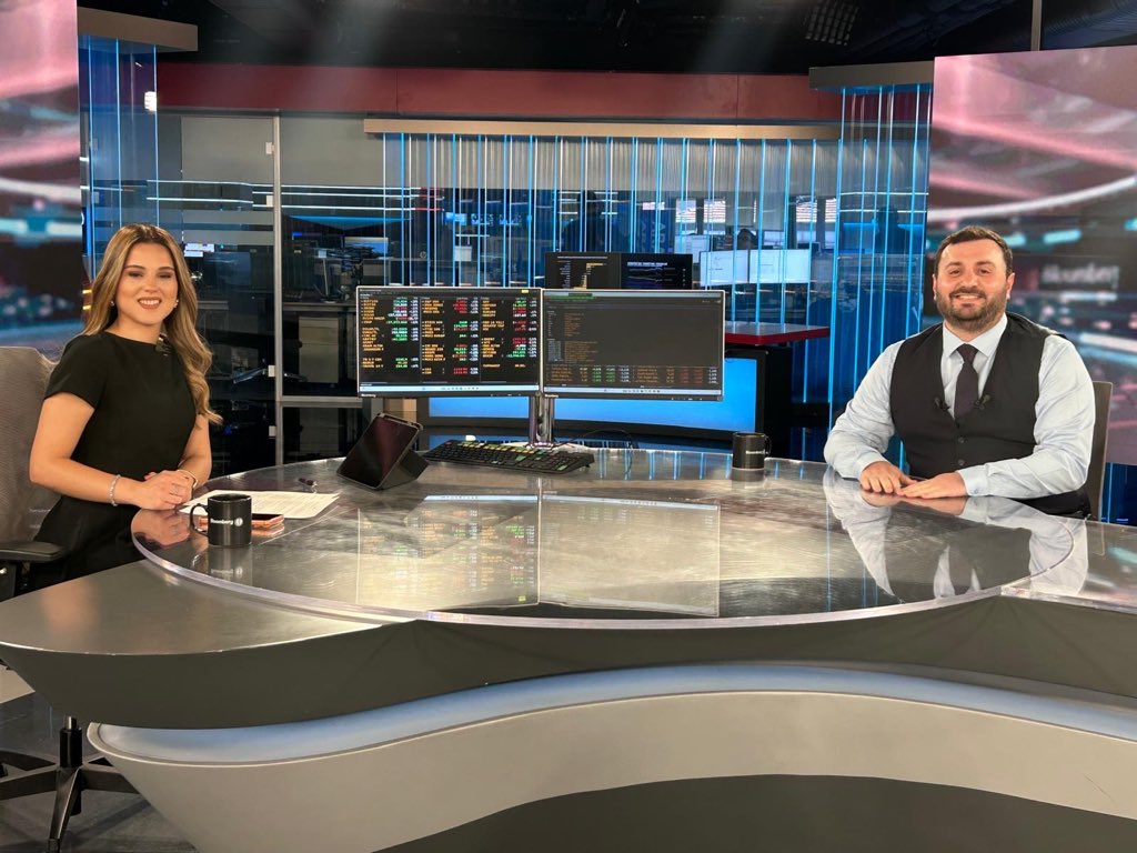 MUSIADSakarya's tweet photo. Makina Sektör Kurulu Başkanımız, STK Makina Yönetim Kurulu Başkanı Sayın Sabri Tecelli, Bloomberg HT TV’de yayınlanan “Reel Sektörde 2026 Beklentileri” başlıklı programa katılarak sektöre ilişkin değerlendirmelerde bulundu.

Üretim gücünü, sanayimizin gelişimini ve iş dünyamızın vizyonunu ulusal platformlarda başarıyla temsil ettiği için kendisini tebrik ediyor, başarılarının devamını diliyoruz.

Röportajın Devamını İçin: https://t.co/49PbtTXevD