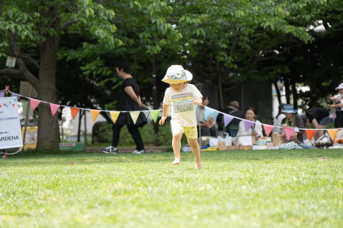ParkFriends_'s tweet photo. イクシバ！プロジェクト尾木和子さんの連載更新

芝生を長らえ、気持ちよく人の輪を育てたい！を叶えるフェス
https://t.co/eY3CjkYC58

芝フェスは、「気持ちよさ」「使い方」「資金」の三つを重ねながら、この芝生を未来につないでいくための試みです
#公園
#公園ボランティア
#イクシバプロジェクト https://t.co/TxiPFUjO38