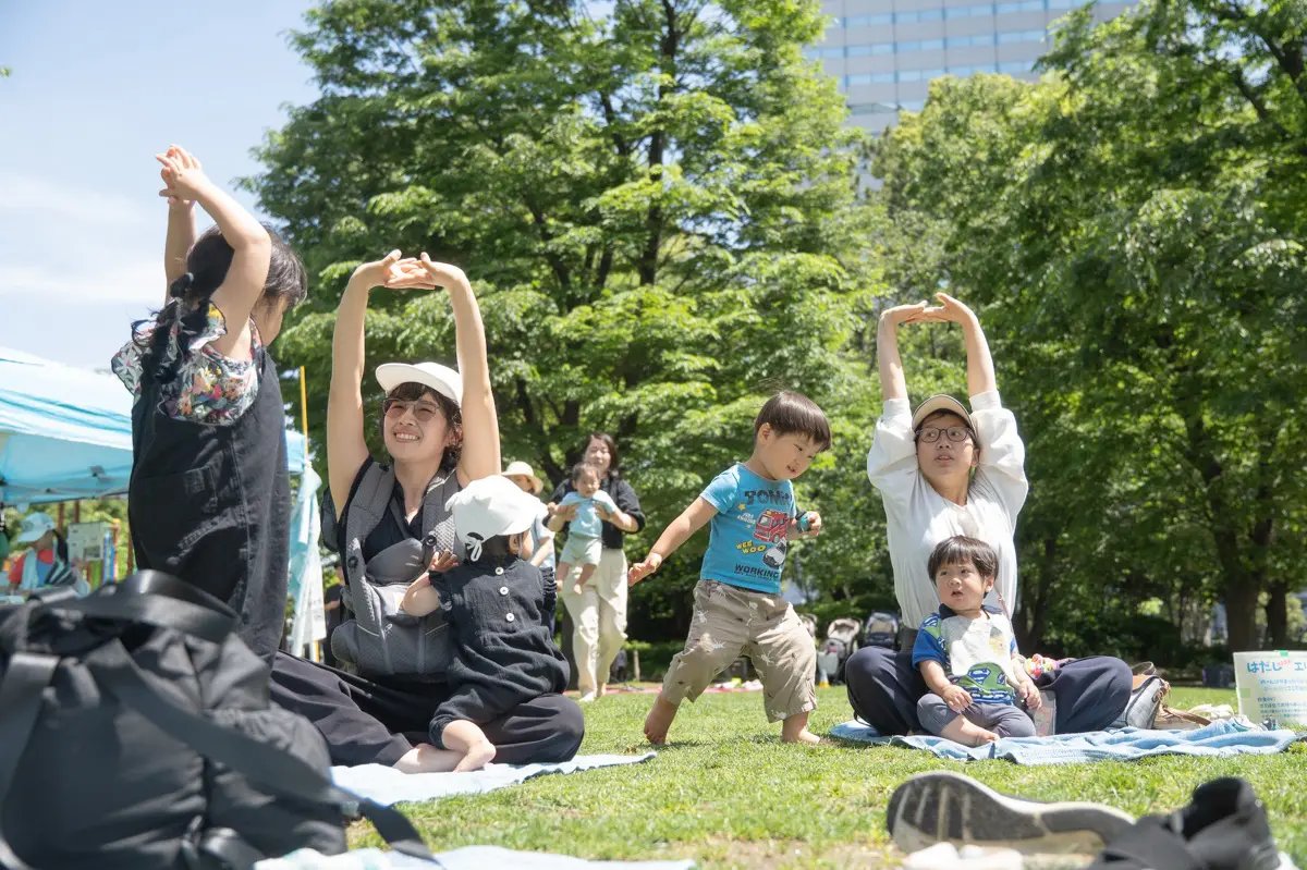 ParkFriends_'s tweet photo. イクシバ！プロジェクト尾木和子さんの連載更新

芝生を長らえ、気持ちよく人の輪を育てたい！を叶えるフェス
https://t.co/eY3CjkYC58

芝フェスは、「気持ちよさ」「使い方」「資金」の三つを重ねながら、この芝生を未来につないでいくための試みです
#公園
#公園ボランティア
#イクシバプロジェクト https://t.co/TxiPFUjO38