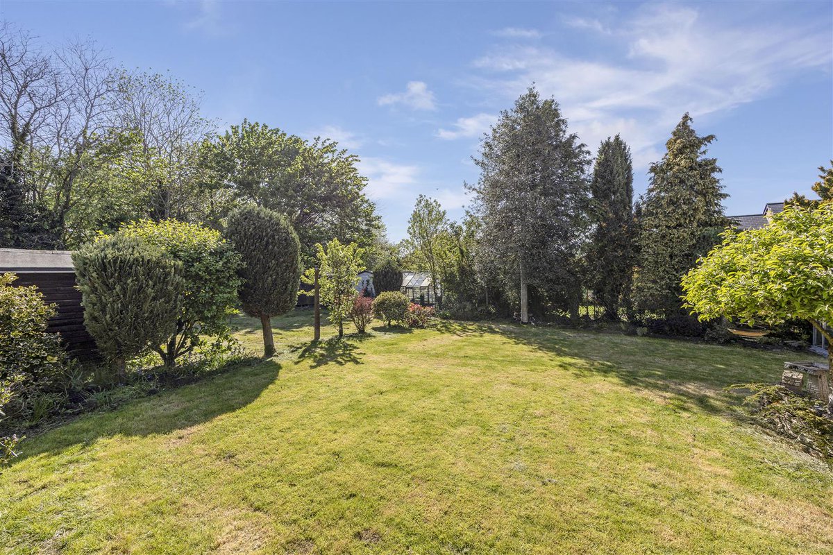 Set within a beautifully established 0.18 acre south-facing garden, this charming 1950s home is just a short walk from Balcarras Academy and offers incredible potential to create something truly special ✨

charleslear.co.uk/property/charl…