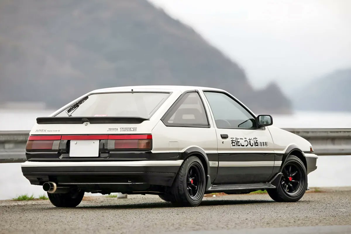 TunedCarsJapan's tweet photo. 「軽い・速い・安い！」AE86を令和仕様へ導く“三菱MIVECターボ換装”という新定番
https://t.co/PT1Y7cfvxN

AE86チューンの定番といえば4A-Gだが、その常識に一石を投じるのがレーシングハウスサカイの4G15ターボ換装。軽量かつ高出力な1.5Lターボを組み合わせることで、走りの質を大きく引き上げる。 https://t.co/09rIBNhwWG