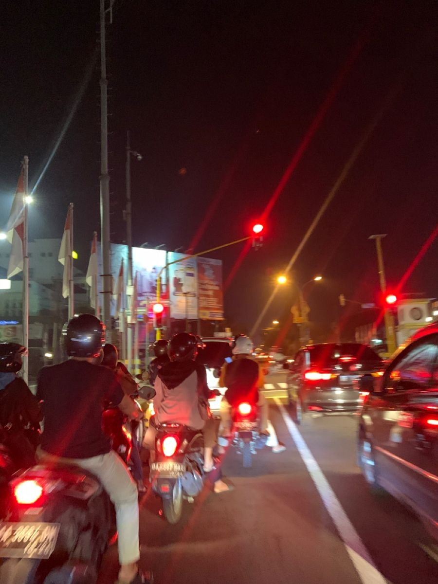 mood__swing's tweet photo. Kalo ada yang ngajakin gue keluar malem, mon maap ya bukannya gamau. Cuma, gue silinder😭😭😭😭 https://t.co/lxVU8xVTfU
