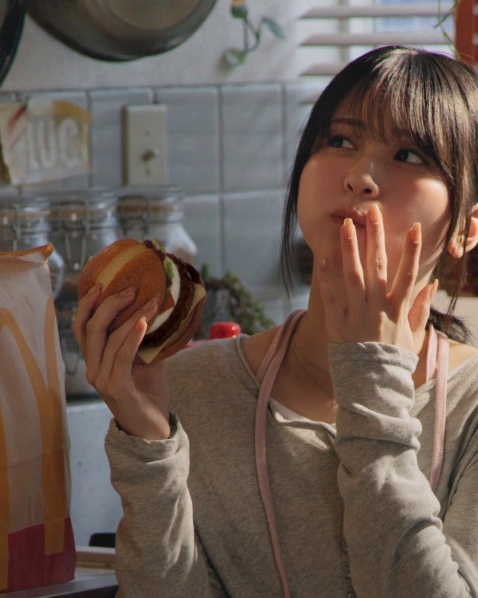 She clearly doesn't like the sandwich so why even sign up for this?