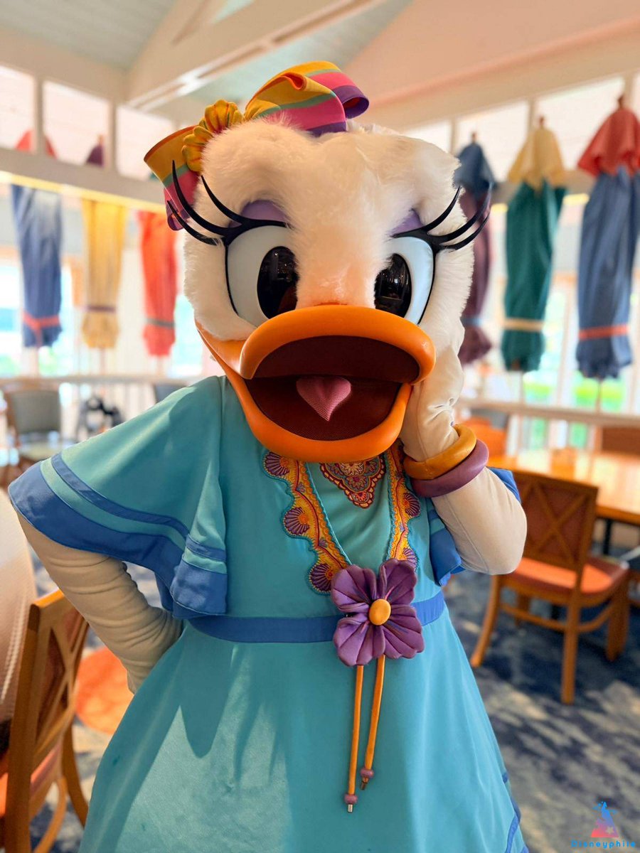 DisneyphileLIVE's tweet photo. On a testé le Minnie's Beach Bash Breakfast au Cape May Cafe du Disney's Beach Club Resort et c'est... magique ! 🏖️✨

Minnie et ses amis en tenue de plage nous ont accueillis comme des rois. Photos, autographes, câlins... l’ambiance est ultra joyeuse dès le matin et les personnages sont très disponibles.
