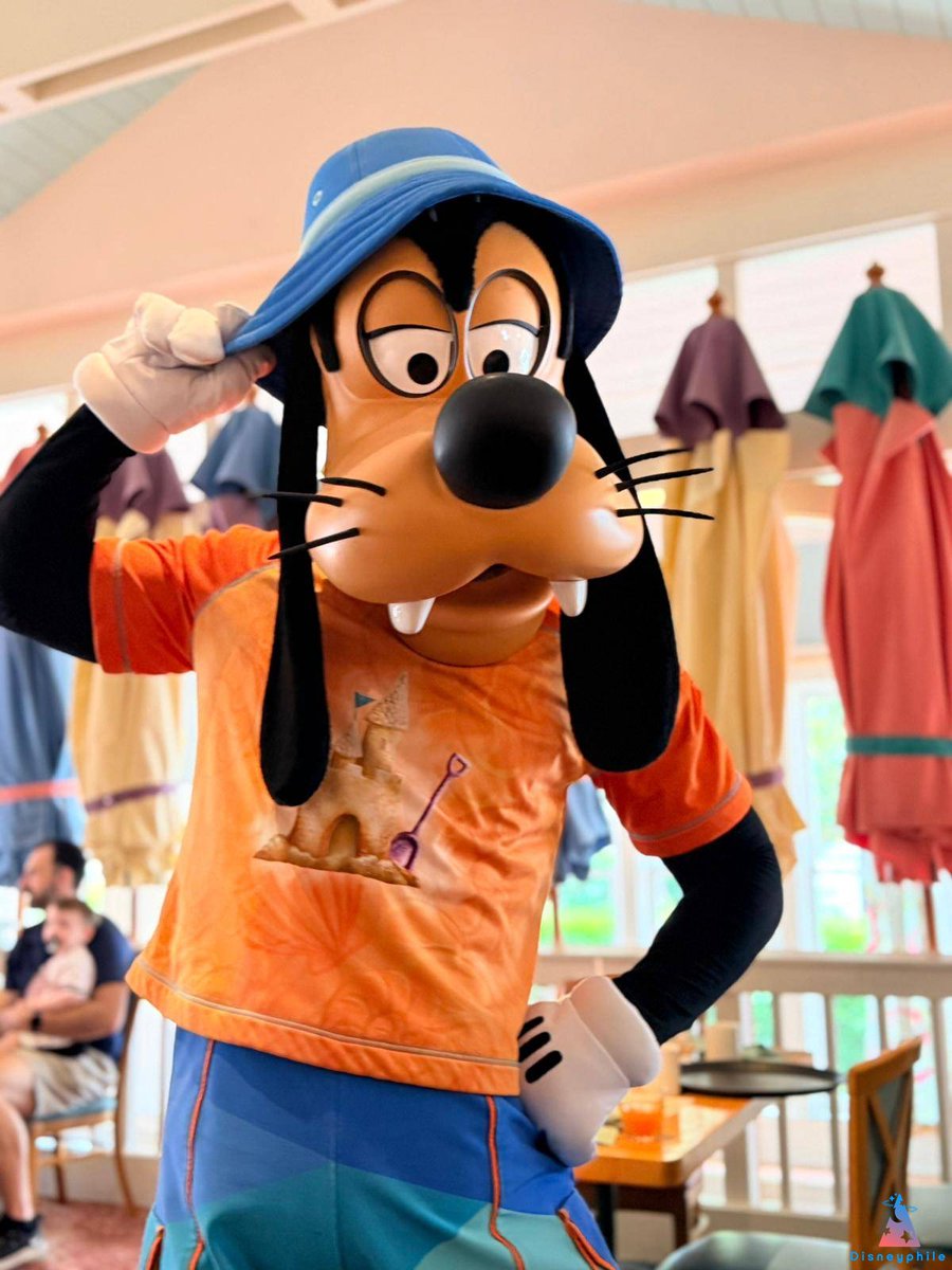 DisneyphileLIVE's tweet photo. On a testé le Minnie's Beach Bash Breakfast au Cape May Cafe du Disney's Beach Club Resort et c'est... magique ! 🏖️✨

Minnie et ses amis en tenue de plage nous ont accueillis comme des rois. Photos, autographes, câlins... l’ambiance est ultra joyeuse dès le matin et les personnages sont très disponibles.