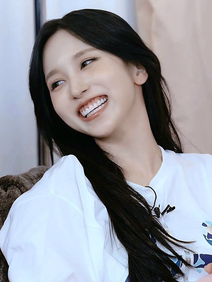 wonitsuki's tweet photo. thinking about her gummy smile 💔 https://t.co/SYEVUbtjKO
