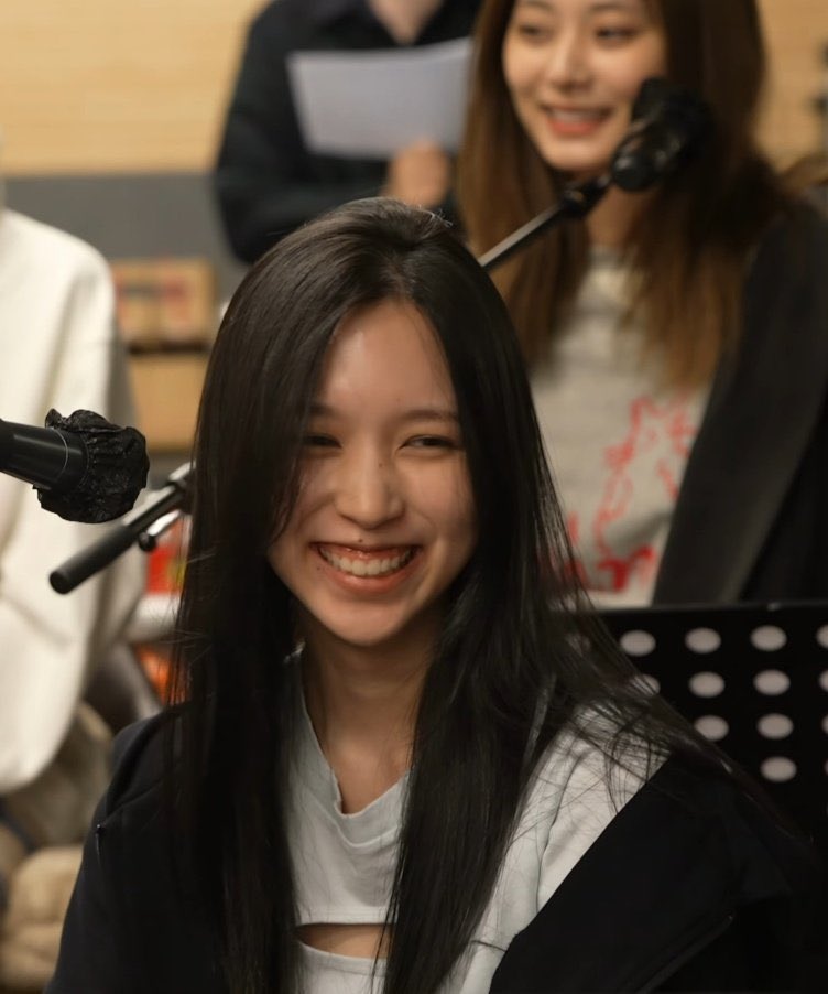 wonitsuki's tweet photo. thinking about her gummy smile 💔 https://t.co/SYEVUbtjKO