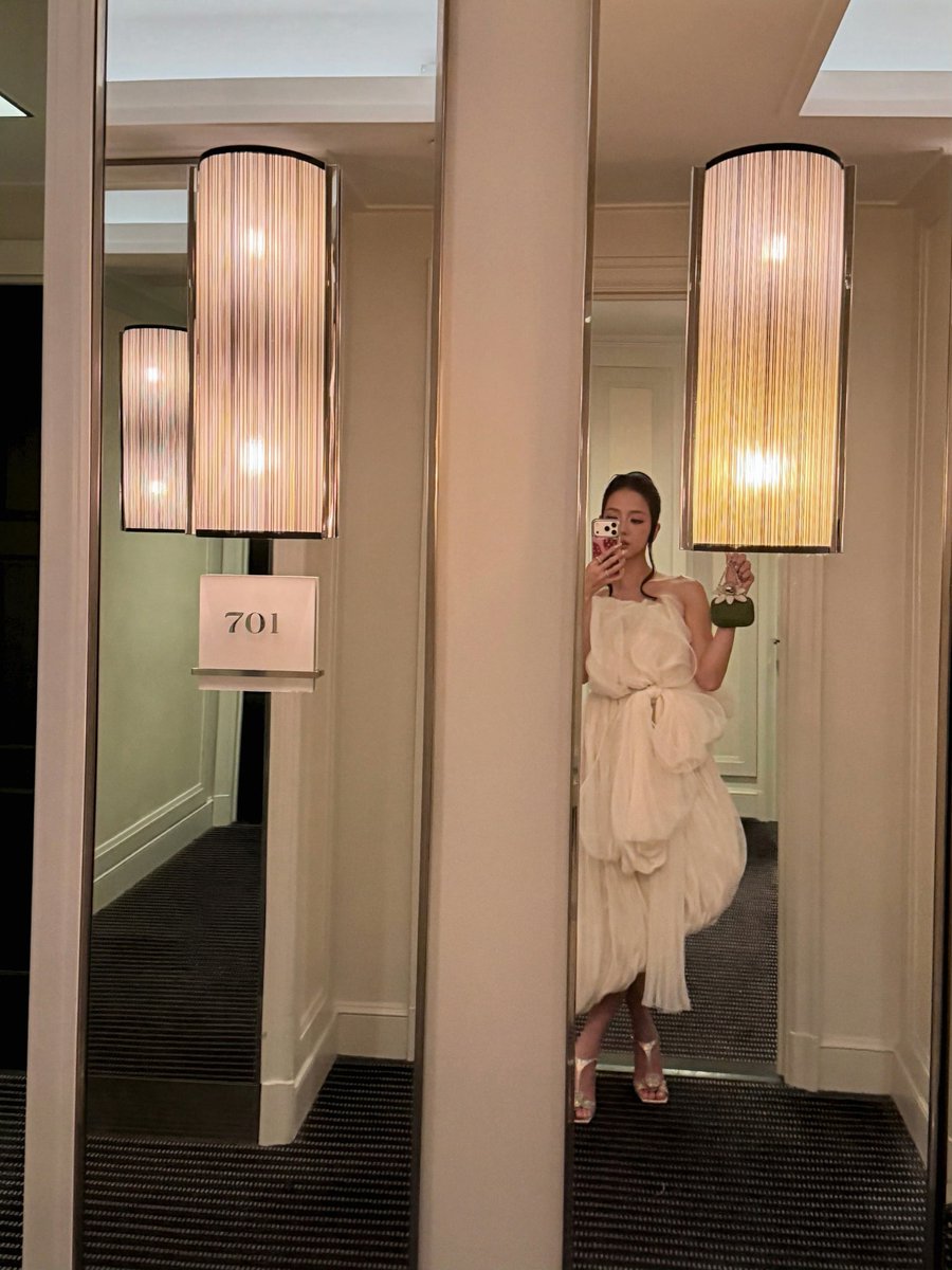JISOO_CHINA's tweet photo. #JISOO weibo update.

初次参加 Met Gala，心情既紧张又兴奋☺️ ​​​

#JISOO #지수 @officialBLISSOO https://t.co/yRiYvBI9nV