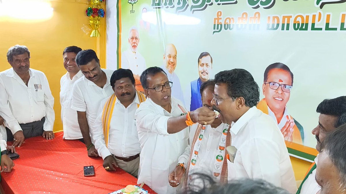 easwaranbjp's tweet photo. உதகமண்டல தொகுதி சட்டமன்ற உறுப்பினர் திரு போஜராஜன் எம்எல்ஏ அவர்கள் வாக்காள பெருமக்களுக்கு நன்றி தெரிவிக்கும் வகையில் உதகை ஏடிசி திடலில் இருந்து 
 சாரிங் கிராஸ் மக்கள் பயணம் மேற்கொண்டார் மக்களுக்கு நன்றி தெரிவித்துக் கொண்டார் மிக மகிழ்ச்சியுடன் மக்கள் வரவேற்றனர் https://t.co/UaXu5Yfapj