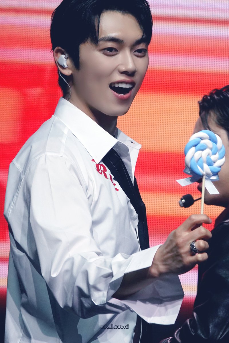 260425 2026 ONF Fanmeeting [Re:Connect]

😺퓨즈야 받아~🍭

위가 잘렸지만.. 너무 박민균이 잘생겨서 올림 ㅋㅋ

#온앤오프 #ONF #민균