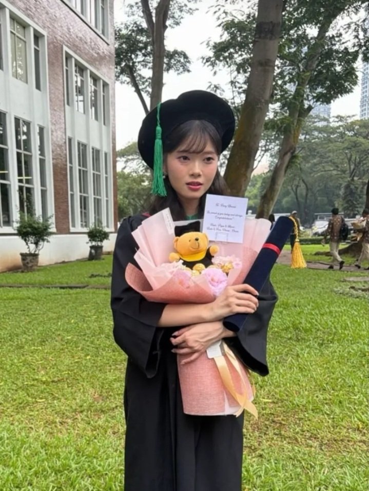 RanggaWidigda's tweet photo. Boku no Taiyou ☀️

Di hari kelulusan @A_FionyJKT48 sebagai mahasiswa, gw mau cerita kenapa gw ngejadiin dia oshi nomor satu gw dan apa sebenernya pengaruh dia di hidup gw.

Pas awal-awal kenal Fiony dan ngedenger dia kuliah DKV di UPH, gw jujur skeptis dan berpikir "Hadeh ini sih fix bakal jadi tragedi lainnya lagi".

Satu hal yang dari dulu gw ga suka dari JKT48 adalah member-membernya seringkali terpaksa memilih kampus dan jurusan yang ga membebani mereka. Latihan sampe tengah malem, standby mendadak pagi-siang-malem buat brand atau acara off air, itu bukan hidup yang bisa dikombinasikan dengan jurusan berat di kampus yang serius. 

Ujungnya biasanya cuma dua: graduate atau drop out.

Pas awal-awal ngeliat dia kuliah, gw ngerasa "Ini sih gw tinggal nunggu pengumuman apakah dia memilih tetep aktif jadi member atau kuliah".  Apalagi dia pernah cerita kalo sering nangis pas lagi ngerjain tugas kuliah di tengah malem. 

Sebagai fansnya, gw jujur ga tega ngedenger dia terus menderita karena harus ngejalanin aktivitas sebagai member dan kuliah. Grad atau drop out adalah pilihan yang sangat manusiawi dan sangat bisa gw pahami.

Gw happy melihat performance Fiony sebagai member JKT48, gw sering ketawa ngeliat segala tingkah laku anehnya, tapi kalo dia harus grad ya apa boleh buat.
 
Semester demi semester terus berlalu, Fiony terus menjadi mahasiswa DKV hingga akhirnya gw berpikir "Hah ini makhluk beneran bertahan terus dengan kehidupan seperti itu?"

Pada akhirnya ngeliat perjuangan dia sebagai member dan mahasiswa, gw untuk pertama kalinya ngerasa hancur ngeliat dia. 

Sebagai orang yang punya privilege IQ di atas rata-rata dan keluarga yang berkecukupan, gw menjalani kehidupan sebagai orang yang pemalas dan selalu melakukan usaha seminimum mungkin baik di kuliah maupun kerjaan. Berusaha keras untuk mencapai mimpi dan tujuan itu hal yang asing buat gw.  

Ngeliat Fiony, dengan segala privilege yang dia punya, mau berusaha sekeras itu dalam hidupnya, gw beneran ngerasa tertampar dengan hidup gw.

Pada akhirnya di akhir tahun 2023, gw cerita ke Fiony kalo gw mau balik jadi Lawyer lagi dan merasakan berusaha keras mencapai apa yang gw ingin dalam hidup seperti dia. 

Jujur gw kadang merasa ini keputusan yang bodoh karena sebelumnya sebagai Kepala Legal dan Hubungan Industrial, gw udah hidup nyaman dengan gaji yang berlebih dan jam kerja yang bersahabat. Tapi yah, gw mau nyoba berjuang keras dalam hidup gw seperti yang dia lakukan. Karena bagaimanapun juga, gw juga punya hal-hal yang sebenernya pengen gw capai dalam hidup.

Sampe detik ini, setiap gw kelelahan dengan kerjaan gw sebagai Lawyer yang sering banget harus kerja sampe pagi dan nginep di kantor, gw seringkali mengingat bagaimana Fiony, oshi nomor satu gw, berjuang dalam hidupnya. 

Di tengah gelapnya malam, gw ngerasa dia seperti matahari yang ngebuat semuanya tetep terasa terang.

Karena itu untuk gw, lagu Boku no Taiyou hanya akan selalu merujuk ke satu orang: Fiony. 

Apa pun yang terjadi di masa depan, bahkan skandal sekalipun, arti dari lagu itu ga akan berubah untuk gw.

Itu aja cerita dari gw. Gw sangat yakin di masa depan pas gw ngeliat lagi tulisan gw, gw bakal mikir "Rang lo ngapain waktu itu nulis kaya gini sih anjir????????"

Tapi yasudahlah. Sesekali gw pengen bercerita dengan jujur di balik semua kelakuan gw, apa sebenernya arti seseorang buat gw.

Untuk menutup tulisan ini, happy graduation Fiony! Teruslah bersinar matahariku ☀️