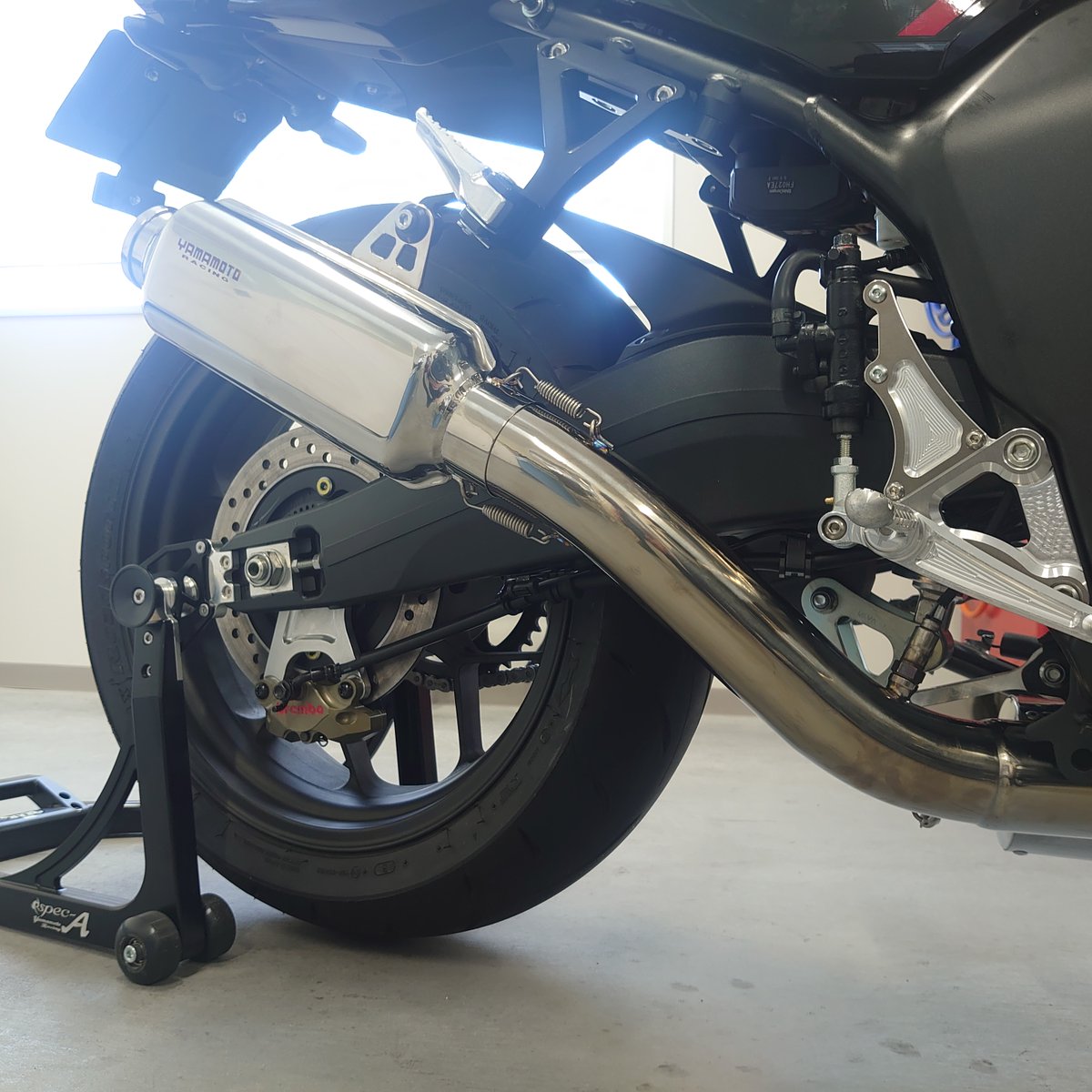 やまとも 全域での出力向上！公道走行可能なヤマモトレーシングのZX-25R用チタン