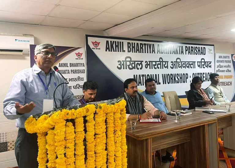 thecaravanhindi's tweet photo. एबीएपी के अध्यक्ष, के. श्रीनिवास मूर्ति, दिल्ली में दो दिवसीय राष्ट्रीय कार्यशाला 'आउटरीच' के उद्घाटन दिवस पर संगठन के प्रतिनिधियों को संबोधित करते हुए. (सौजन्य: एबीएपी)
प्रधानमंत्री नरेन्द्र मोदी के कार्यकाल में संघ के कई सपने साकार हुए हैं, चाहे वह बाबरी मस्जिद की जगह पर राम मंदिर बनाने का सपना हो या अनुच्छेद 370 को ख़त्म कर जम्मू और कश्मीर को हासिल विशेष दर्जा छीनने का. संघ की उपरोक्त जीतों में न्यायपालिका की भूमिका भी अहम रही है. इसीलिए एबीएपी को समझना बहुत ज़रूरी हो जाता है.

अखिल भारतीय अधिवक्ता परिषद (एबीएपी) की स्थापना 1992 में राष्ट्रीय स्वयंसेवक संघ के वकीलों की शाखा के रूप में की गई थी. आज एबीएपी भारत में वकीलों का शायद सबसे बड़ा संगठन है. अध्ययन मंडलियों, रणनीतिक मुकदमेबाज़ी और निजी रिश्तों के लगातार बढ़ते नेटवर्क के ज़रिए, समाज के बढ़े हिस्से के साथ-साथ देश भर के हज़ारों जिला और ट्रायल कोर्टों में एबीएपी फैल चुका है.

एबीएपी आज एक ऐसे संगठन के रूप में उपस्थित है जो इस देश की ज़्यादातर अदालतों को प्रभावित करने की ताक़त रखता है. इसके के सदस्य बार एसोसिएशनों का नेतृत्व करते हैं, इसके संरक्षक बेंचों पर बैठते हैं और उनके बच्चे सुप्रीम कोर्ट की कार्यवाही की अगुआई करते हैं, और यहां तक कि हमारे वक़्त के न्यायिक मामलों पर टिप्पणी करते हैं.

इसके सदस्य अब संसद और यहां तक कि केंद्रीय मंत्रिमंडल तक पहुंच चुके हैं. इनमें महेश जेठमलानी, सुप्रीम कोर्ट के सेवानिवृत्त जज आदर्श कुमार गोयल, केंद्रीय पर्यावरण मंत्री भूपेंद्र यादव और बीजेपी और विपक्ष शासित राज्यों के महाधिवक्ता शामिल हैं. इस रिपोर्टिंग के दो सालों में, मैं अलग-अलग तरह के वकीलों से मिला. इनमें से कुछ पैसे से और कुछ सत्ता से लेकिन अमूमन सभी कानून की विकृत कल्पना से आकर्षित हैं जो अति-राष्ट्रवादी से प्रेरित है. वे निचली अदालतों में युवा वकीलों और भारत के विधि विद्यालयों में युवा छात्रों के आदर्शों और महत्वाकांक्षाओं को आकार देते हैं. वे न केवल हमारे समय की हिंदू कट्टरपंथी वास्तविकता का मसौदा तैयार कर रहे हैं, दलील दे रहे हैं और बहस कर रहे हैं, बल्कि संवैधानिक अधिकारों को चुनौती देने के लिए एक गहरे आंदोलन की ज़मीन तैयार कर रहे हैं.

पढ़ें जनवरी 2025 में छपा एबीएपी पर सुशोवन पटनायक का यह लेख: https://t.co/DXkKLQG27r
#RSS100Years #RSSorg #modianbeporiborton