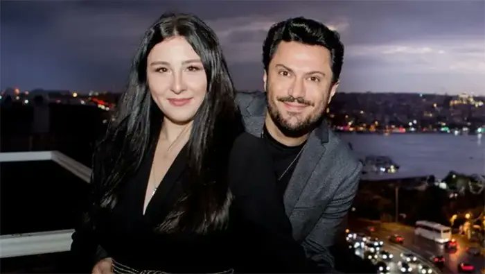 haberGBT's tweet photo. Yasemin Sakallıoğlu’ndan evlilik yorumu:

♦️ “Bu zamanda evlilik yürütmek çok zor.”

♦️ “Evliliğini sürdürebilen herkesi tebrik ediyorum.”

♦️ “Herkese sürekli ‘sen değerlisin, kendine bak, hayat bir tane’ denilen bir dönemdeyiz.”

♦️ “Bu kadar benliğimizin farkında olduğumuz bir çağda, bir başkasıyla yol yürümeye gönüllü olmak büyük mesele.”

♦️ “Büyük problemler varsa elbette boşanması gereken herkes boşansın.”

♦️ “Ama ufak tefek şeylere katlanabilme gücünü bulan insanları da tebrik ediyorum.”