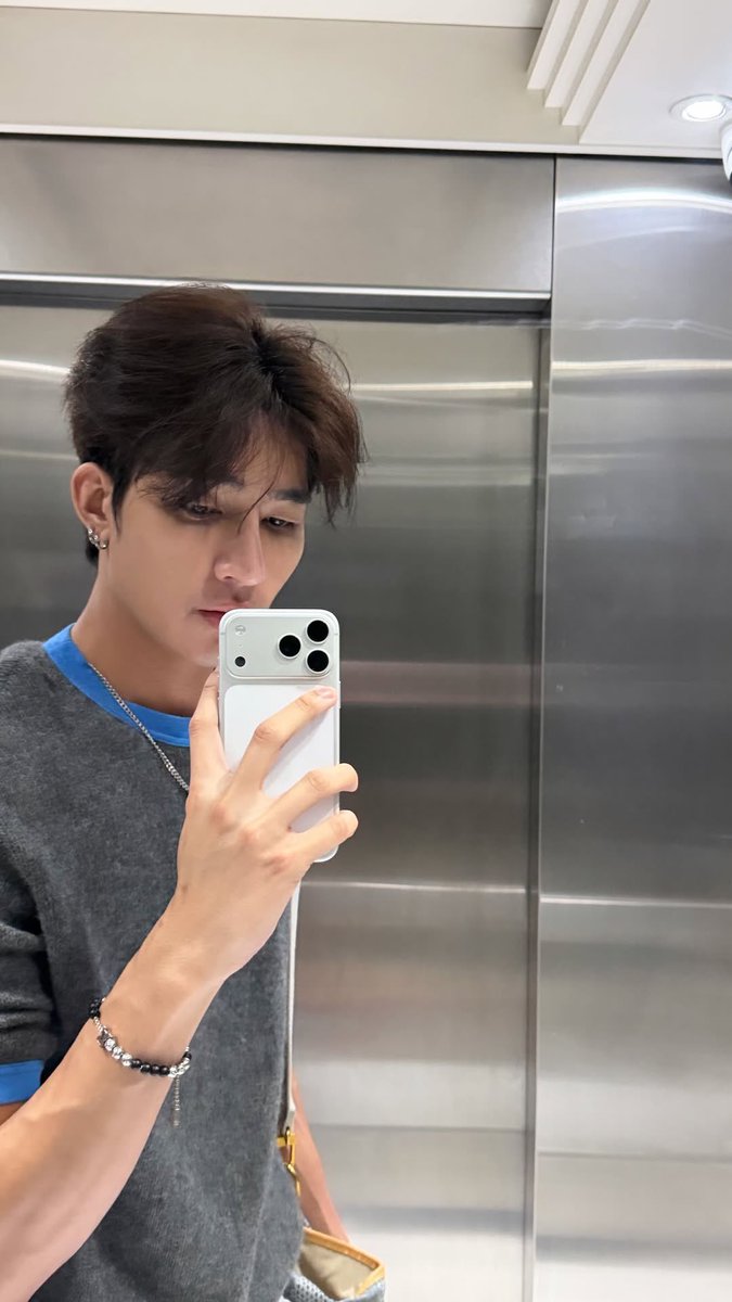 EarthOfficialFC's tweet photo. ได้เห็นหน้าหล่อ ๆ ทุกวันเลย 🤎 

IGs : theearthe 

Earth Pirapat 
@Earth_Pirapat #EarthPirapat #ชาวโลก https://t.co/S8wYP92pf5
