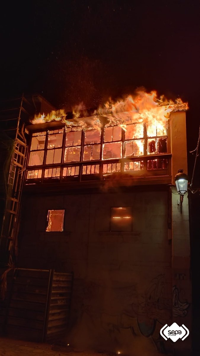 112Asturias's tweet photo. Quema un edificio de tres alturas, de apartamentos vacacionales, en #Ribadesella. Sin afectados. Hasta el lugar se desplazaron @bomberosAstur #Llanes #CangasDeOnís y #LaMorgal. A su llegada el incendio estaba completamente desarrollado. https://t.co/ELb3YtqhhR https://t.co/baVWDnJzV6