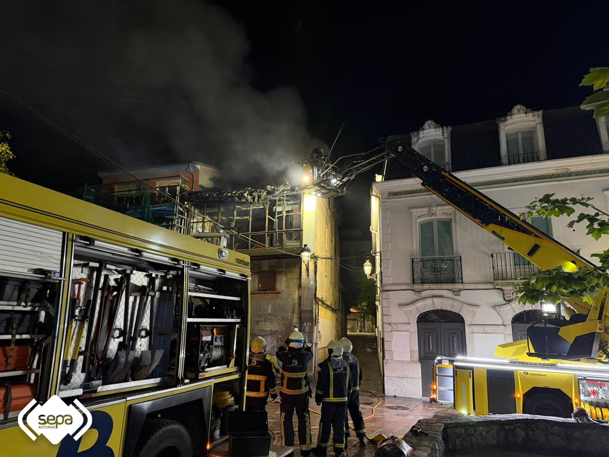 112Asturias's tweet photo. Quema un edificio de tres alturas, de apartamentos vacacionales, en #Ribadesella. Sin afectados. Hasta el lugar se desplazaron @bomberosAstur #Llanes #CangasDeOnís y #LaMorgal. A su llegada el incendio estaba completamente desarrollado. https://t.co/ELb3YtqhhR https://t.co/baVWDnJzV6