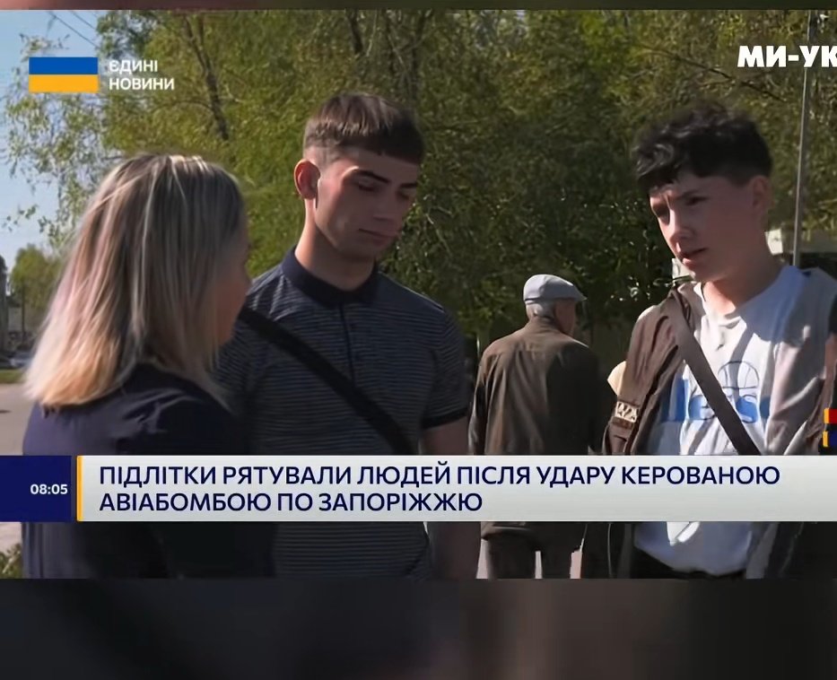 kava220's tweet photo. 17 річний студент коледжу Олександр і 14 річний Ростислав, виносили поранених з СТО, при останньому обстрілі Запоріжжя https://t.co/fxtgAjlaQr