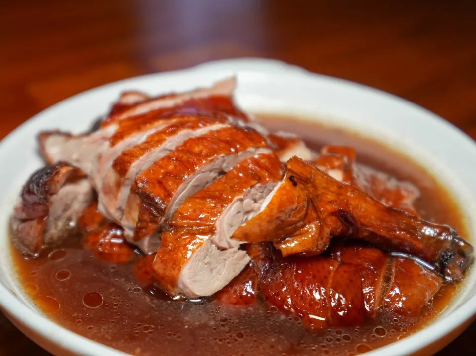 HelloWuhu's tweet photo. A sporting event and a food journey come together in Wuhu. Local duck specialities define the city’s food culture, from crispy red-skinned roast duck to Wuwei salted duck with more than 200 years of history. It is a journey shaped by flavor, craftsmanship, and culinary tradition. https://t.co/cOa5DwJ7kU