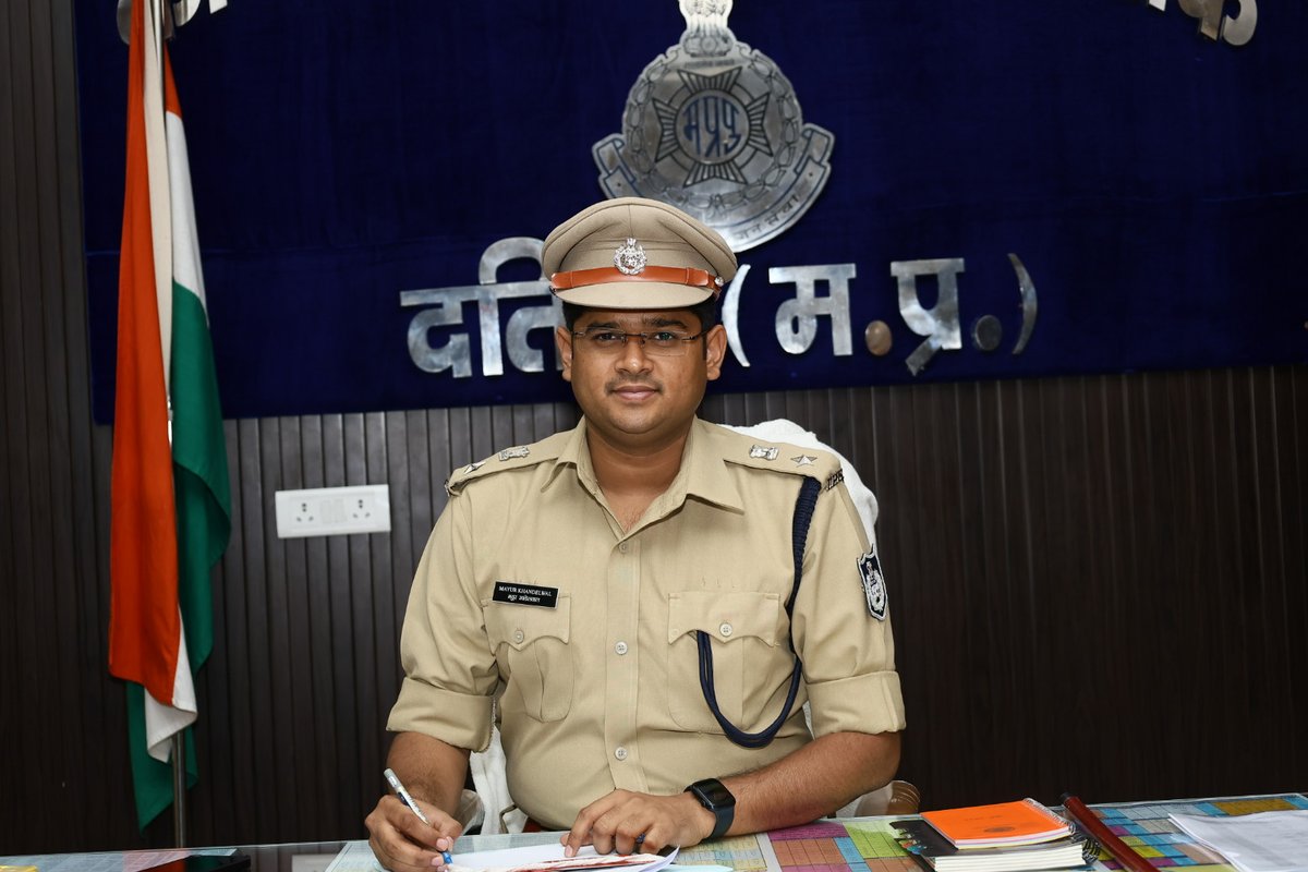 DatiaPolice's tweet photo. दिनांक 07.05.2026 को नवागत पुलिस अधीक्षक श्री मयूर खण्डेलवाल (भापुसे) ने #दतिया का पदभार ग्रहण किया।

#spdatia #mppolice 

@DGP_MP 
@JansamparkMP 
@mohdept 
@IgChambal 
@digchambal1812 
@MPPoliceDeptt https://t.co/j8FOpIZ3LE