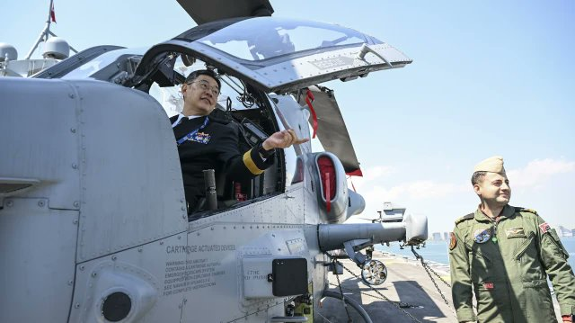 “TCG Anadolu artık sadece bir gemi değil, Türkiye’nin savunma vizyonunun yüzen simgesi 🇹🇷
12 ülkeden gelen heyetlerin ilgisi gurur verici.”