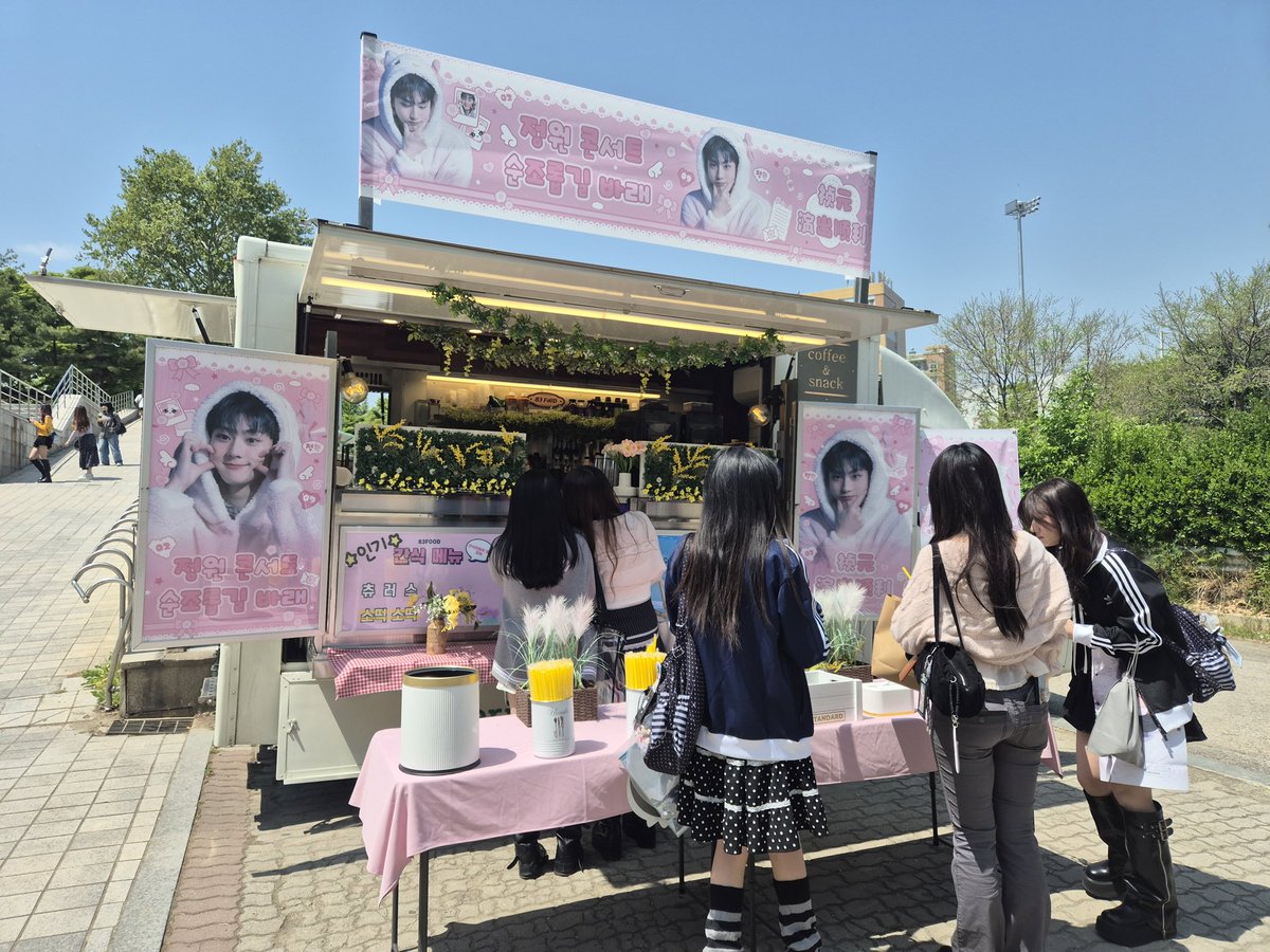 spigstudio's tweet photo. Cheering on Jungwon’s concert at KSPO Dome with the sweetest café support! 🩷
Every detail is so thoughtful, can feel all the love from ENGENEs. ✨
#ENHYPEN #Jungwon #양정원 #정원 #KSPODome #ConcertSupport #CafeSupport #KpopFans #ENGENE #SeoulConcert https://t.co/u8gStqprzo