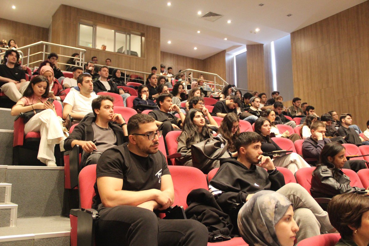 iibf_ytu's tweet photo. YTÜ İİBF "İnsan ve Kültür Seminerleri" kapsamında, Prof. Dr. Aşkın KESER'in değerli sunumuyla "Değişen Paradigmalar: Kariyer ve İşin Geleceği" başlıklı etkinliğimizi başarıyla gerçekleştirdik. 
Katkıları için hocamıza ve yoğun ilgileri için katılımcılarımıza teşekkür ederiz! 💫 https://t.co/r9kr8SrvF6
