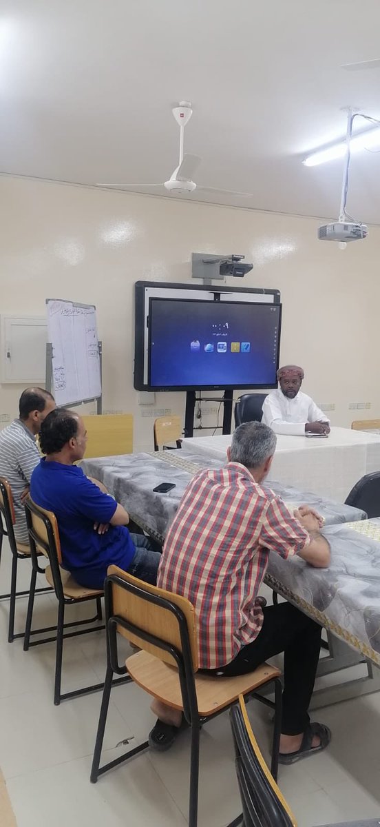 alkahl_edu's tweet photo. ُعقد مدير المدرسة اجتماع مع لجنة إدارة الامتحانات، لمناقشة الاستعدادات التنظيمية والإدارية، وضمان سير الامتحانات بكفاءة وانتظام، بما يحقق بيئة مناسبة للطالبات ويعزز جودة الأداء https://t.co/V2BGOpQ9Lb