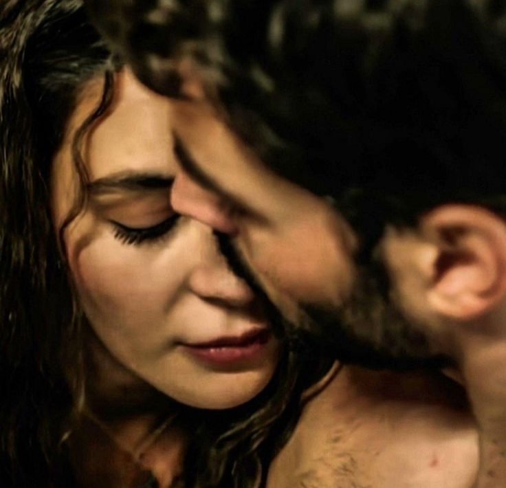 CValtorta46429's tweet photo. Nel silenzio del tuo respiro ho trovato la mia casa. Non avevamo bisogno di parole, bastava il battito dei nostri cuori per dirci ‘per sempre
Akin ❤️ Ebru ❤️ amore eterno ❤️
#akinakinözü #EbruŞahin #akru https://t.co/3AsVeETQY9