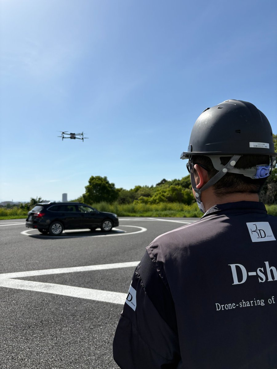 NTTdrone's tweet photo. 【SKYDIO X10 講習風景】
〜3Dスキャン講習〜（1枚目写真）

SKYDIO社認定インストラクターによる、
SKYDIO X10 3Dスキャン講習も続々と増えております。

SKYDIOを初めて飛行される方にとっては、
一般的なドローンの知識に加え、
SKYDIOならではの機能・設定・運用ポイントを理解することが重要です。

📢講習では、
➀現場ごとの設定方法
② 危険回避のポイント
③ 3Dスキャン時の注意点
④実際の現場で活きる運用ノウハウ

など、現場経験豊富な講師が実践的にレクチャー。

実際に現場で活躍している講師だからこそ伝えられる内容に、
受講生の皆さまからも高い評価をいただいております。

NTTイードローンでは、
SKYDIO機体の販売から、講習・運用サポートまで一気通貫で対応しております。
SKYDIO X10の導入・活用をご検討の方は、
ぜひお気軽にお問い合わせください！

#SKYDIO
#SkydioX10
#3Dスキャン
#産業ドローン
#ドローン講習
#NTTイードローン
#NTTeDroneTechnology
#インフラ点検
#DX
#ドローンスクール
#サーマルカメラ
