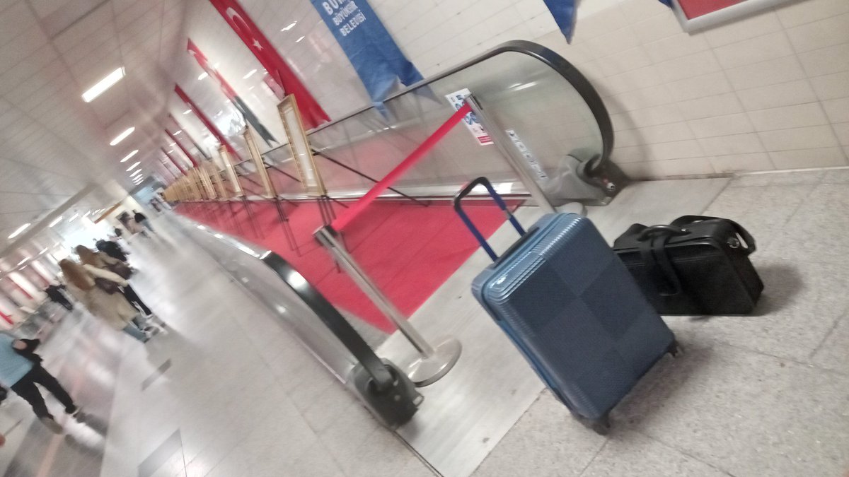 instedebiyat's tweet photo. İnsanlar yürüyor, yürüyen merdiven/şerit fotoğraf sergisi olarak duruyor. Hastalar, yaşlılar, hastaneye gidip gelenlere, yükü olanlara zulüm... Uludağ Üniversitesi metro alt geçidi... @bursabuyuksehir @burulasulasim @uludagkurumsal @UludagUniv @BursaValiligi https://t.co/EzWfwGTqjH